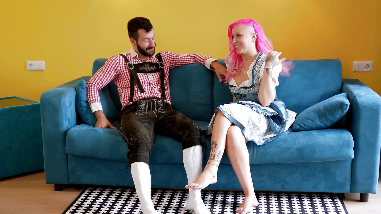 Dirndl 복장으로 하드코어하게 따먹히는 핑크 머리 밀프