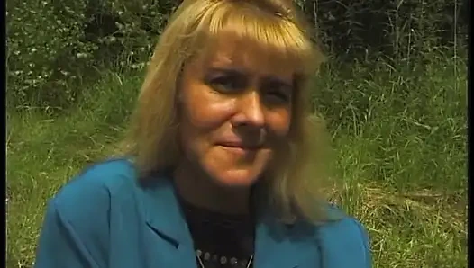 Kıllı sarışın olgun açık havada güzel vakit geçiriyor