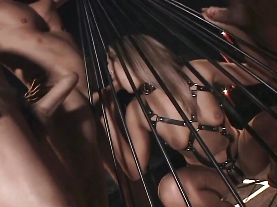 Curvă blondă în ritualul Pentagram futută tare de doi armăsari mascați