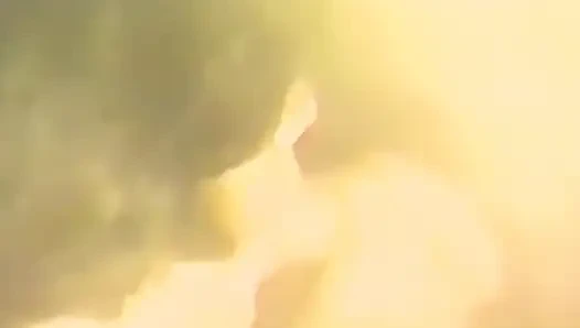 Geile brünette lutscht echten gemeinen schwanz