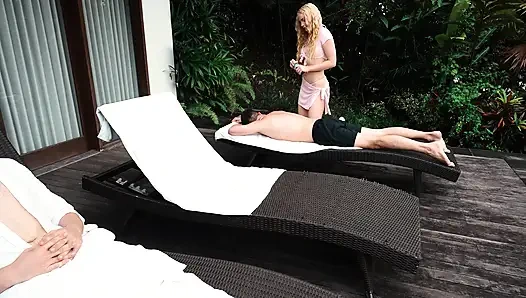 Горячий Отпуск Превращает Жену В Измену, Пока Ее Куколд Муж Расслабляется Поблизости