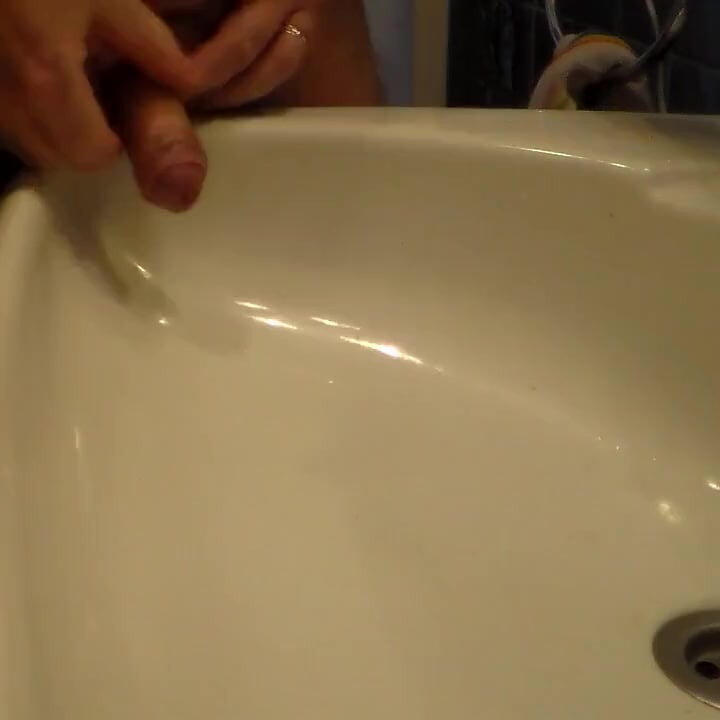 John banyo lavabosunun içine işiyor