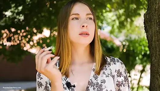 Evgeniya raucht stark 120mm zigarette