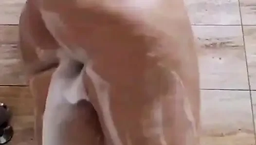 Büyük götlü evli kadın duş alıyor