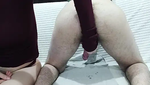 Aku memerah kontol ayah tiriku sampai dia muncrat berkali-kali