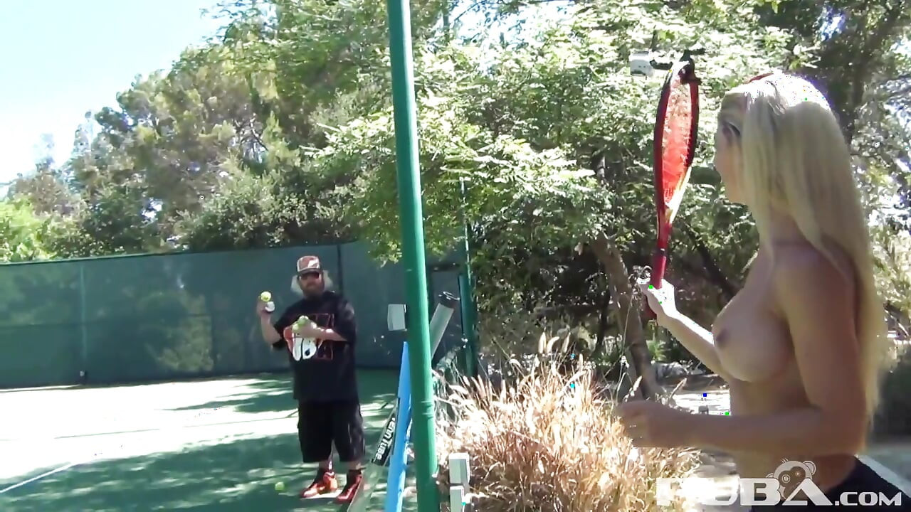 Heta brudar på tennisbanan