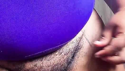 Onu sikmen için amcığımdaki kılları yıkıyorum