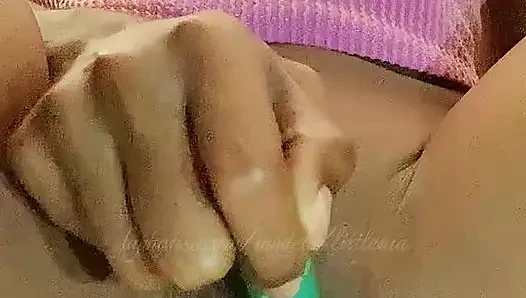 Я обожаю делать себя мокрой