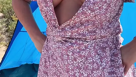 Muschi Draußen Blankziehen, in Einem Umkleidekleid Ohne Höschen