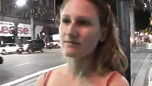 Şehvetli erkek delisi şişman bir aygır yarağını okşuyor ve şapırtılıyor ve sonra sikiliyor