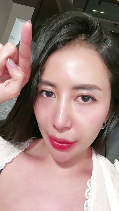UNA CHICA QUE QUIERE HACER UNA VIDEOLLAMADA