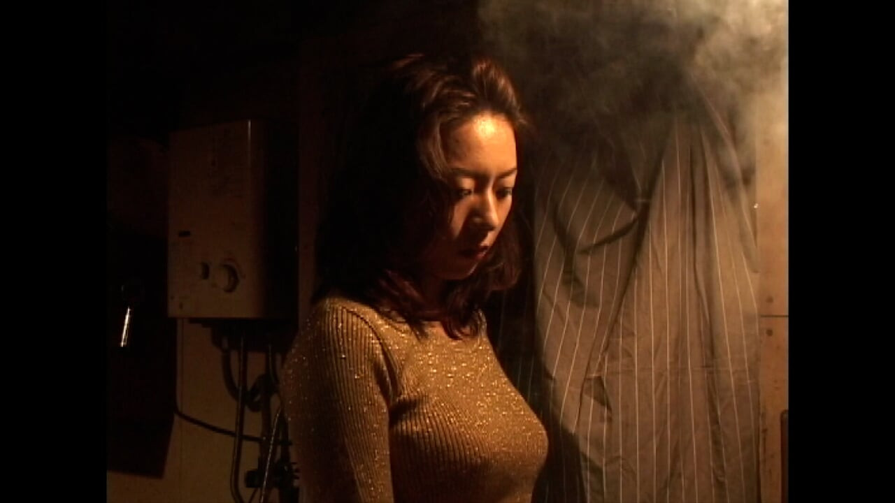 P135G06 A beautiful proprietress running a small nomiyaku with only a counter in Kabukicho. A sensual drama about a touting man and a man chased by debt collectors in the chaotic Showa-era Shinjuku!