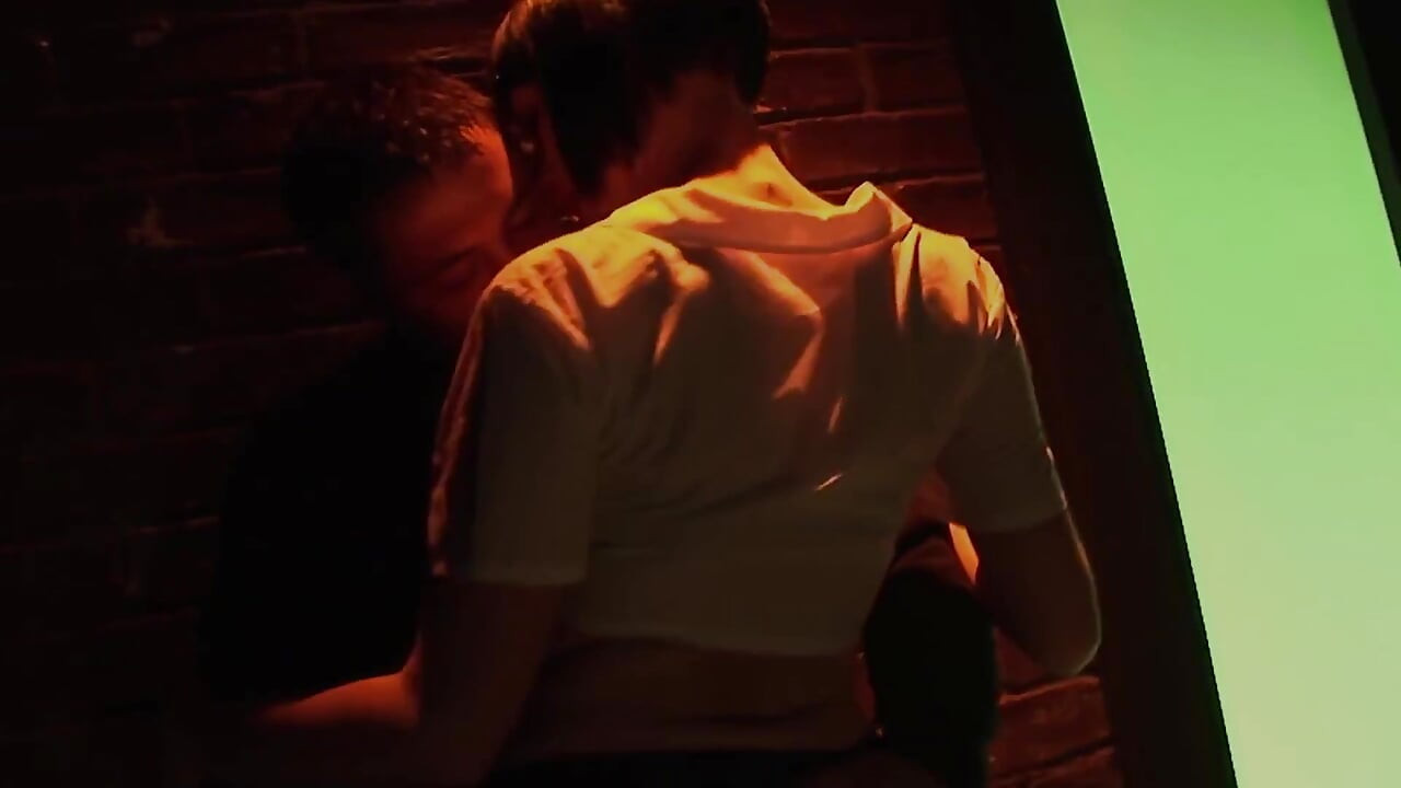 Σκηνή με πεινασμένα μποτάκια - 2 κωλαριές μελαχρινή με κοντά μαλλιά Sofia Valentine απολαμβάνει χύσιμο στο πρόσωπο