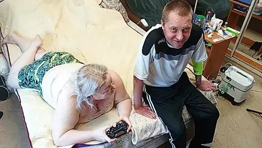 Konsolun oyunu üvey anneden sperm yutarak oral seksle sona erdi