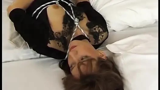 Две зрелые шлюшки связаны