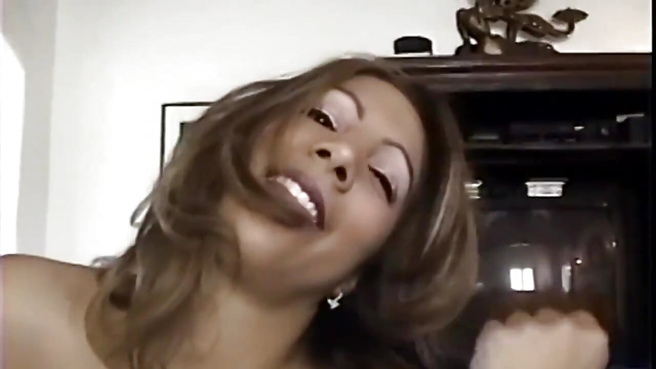 Seductive Brunette MILF Pisses on Eager Blonde Babe