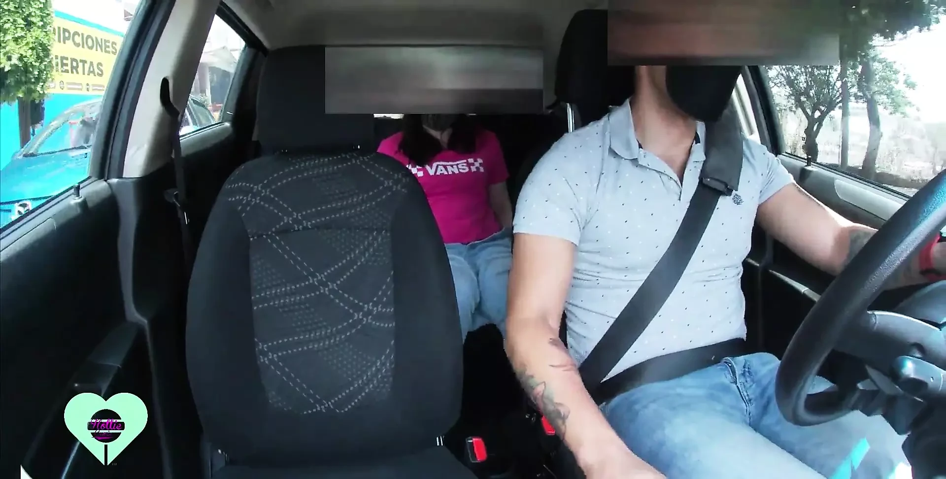Hermosa jovencita se masturba dentro de mi uber y no se da cuenta de que la estoy grabando