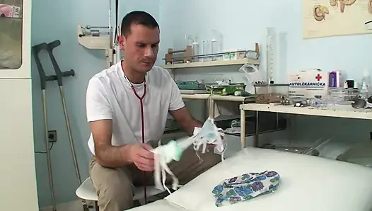 Горячая крошка получает жесткий трах после траха пальца в больнице