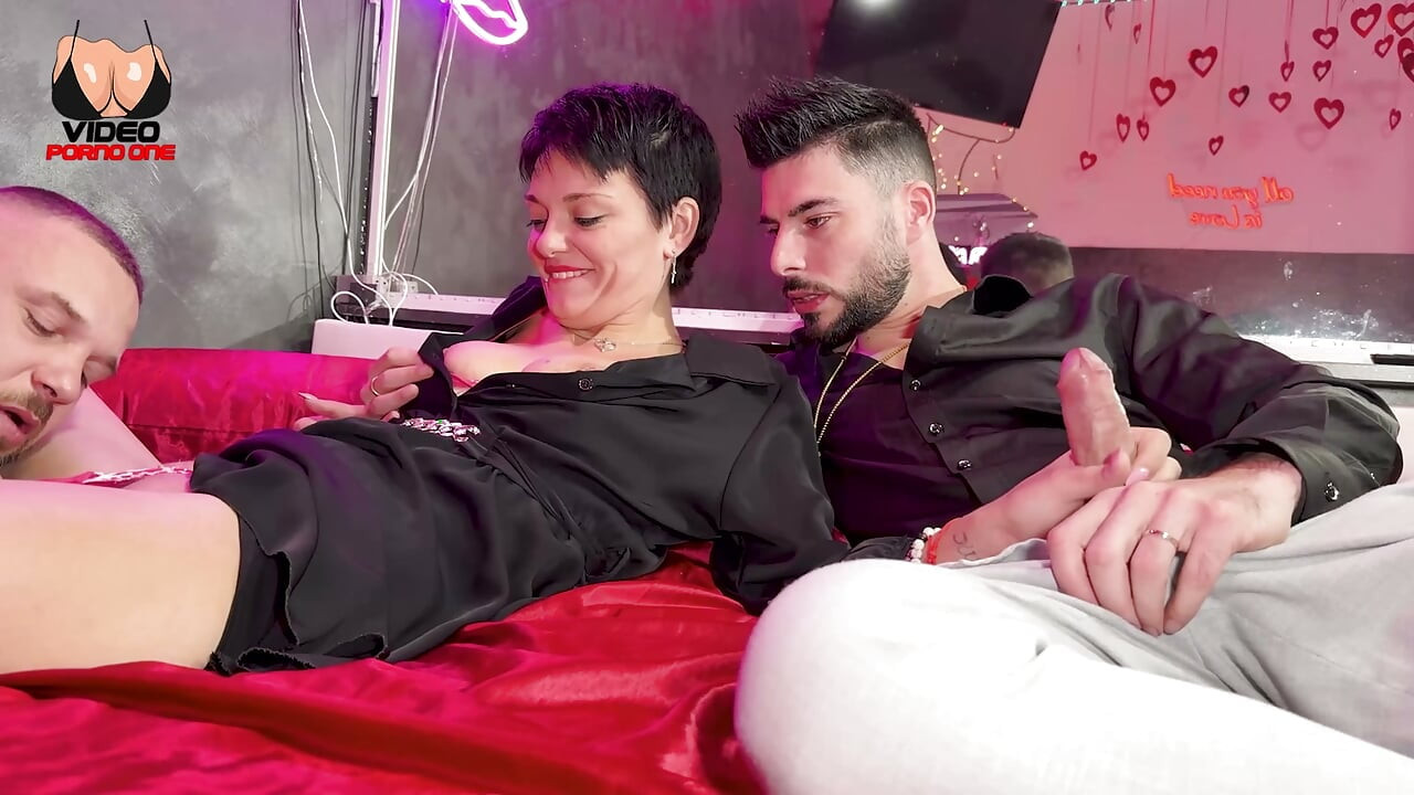 Evli Bir MILF'im Ama Iki Genç Penis Istiyorum, Onlar Beni Yatağı Islatıyor!