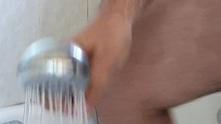 Madrasta pega nua em enteado e fode no banheiro
