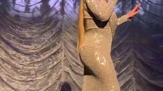 Mariah Carey in een lange strakke jurk