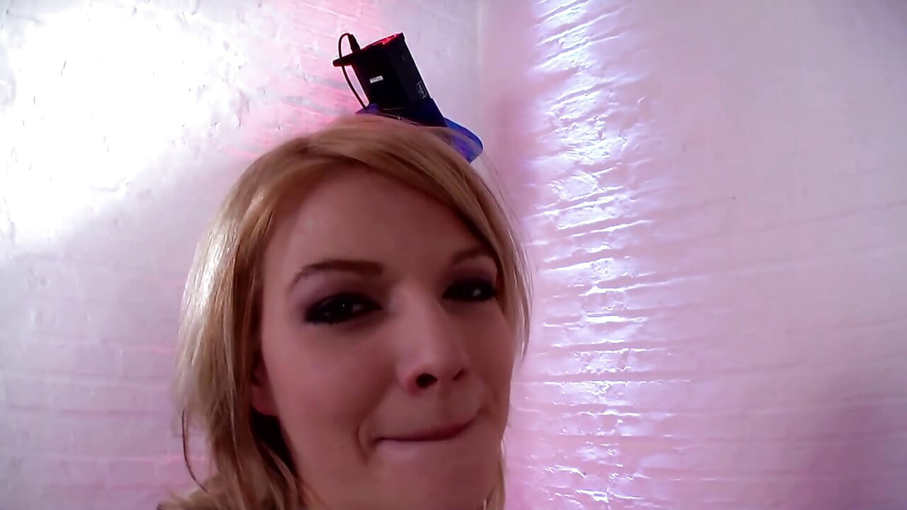 Bari gand vali yuva larki kloj ap kasting par apni choot ragarti hai, uska lnd choosti hai aur bndhi ho jati hai