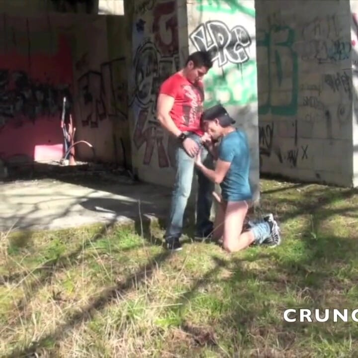 Two sexy muscle boys fucking in exhib outdoor