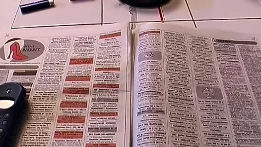 Wanita dewasa rambut pirang lagi asik nyepong kontol dan ngentot memek beceknya pakai dildo
