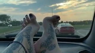 Des semelles tatouées sur la route