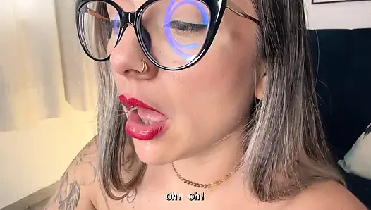 Крошка с большими сиськами исполняет инструкцию по на испанском с субтитрами в видео от первого лица