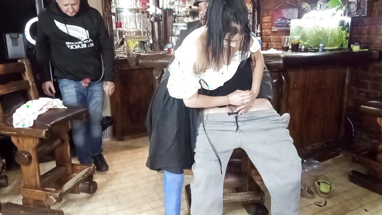 Gut aussehende miezchen, die spaß mit zwei typen in der bar haben