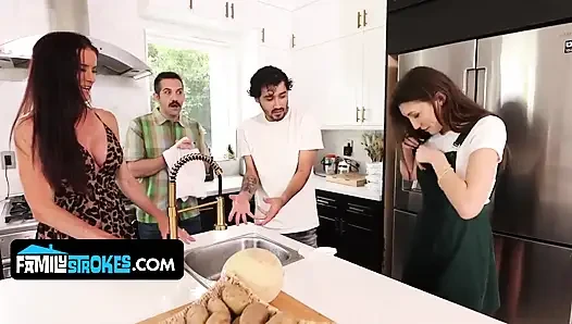 İki ateşli, azgın kadın iki büyük yarak için çaresizken kasım ayında deli kazanamıyorlar