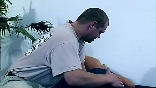 Memek cewek hot rambut pirang ini dientot habis-habisan sampai menetes