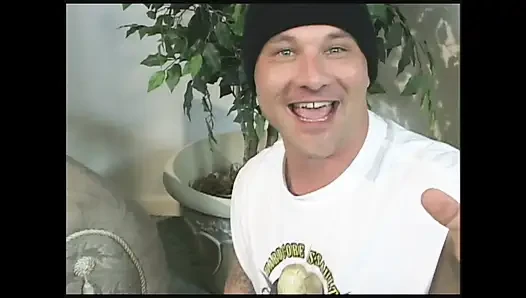 Azgın genç sürtük sikişmek için büyük sert bir yarak istiyor