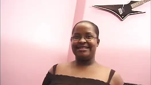 Черная крошка с гигантским телом трахается в киску... сперма на сиськах