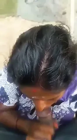 泰米尔成熟的老妈妈给她的继子朋友吹箫 - 射在嘴里