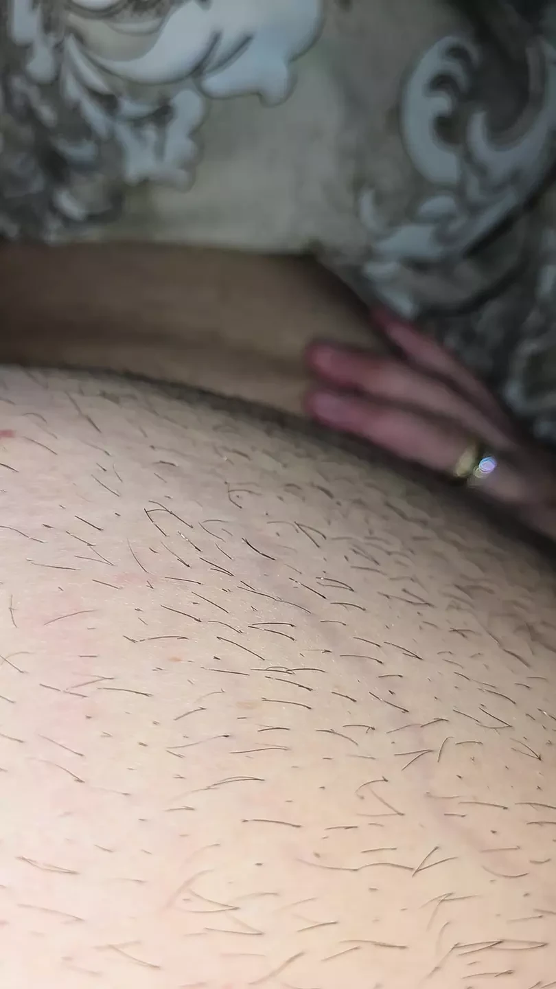 Becsúszik-e a mostohaanya keze a mostohafia faszába, vagy sem
