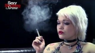 Smoking Smoking Fetisch ist eine Fetischpuppe Emily, die eine Zigarette raucht