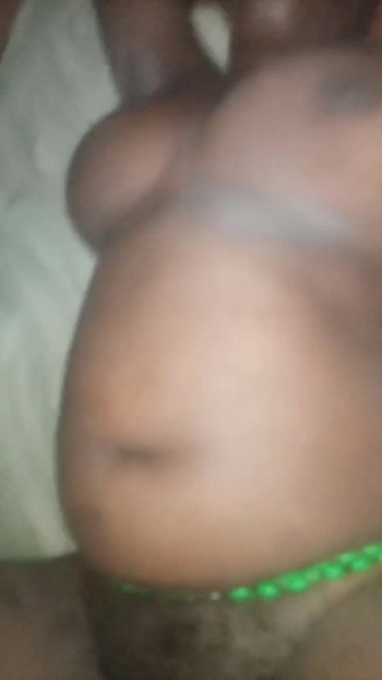 बड़ी चूत वाली बड़े स्तनों वाली लड़की को चोदना । क्लिप 1