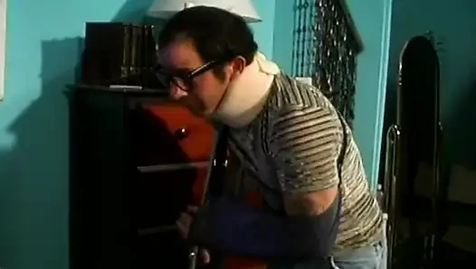 Sarışın hatunlar dildoyla ıslak amcık ziyafeti çekiyor