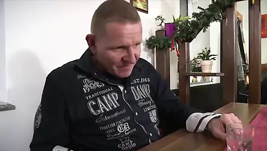 Bar karşı sürtükleri tam film - tüm Alman garsonlar kesintisiz bar grup sekste sertçe sikiliyor