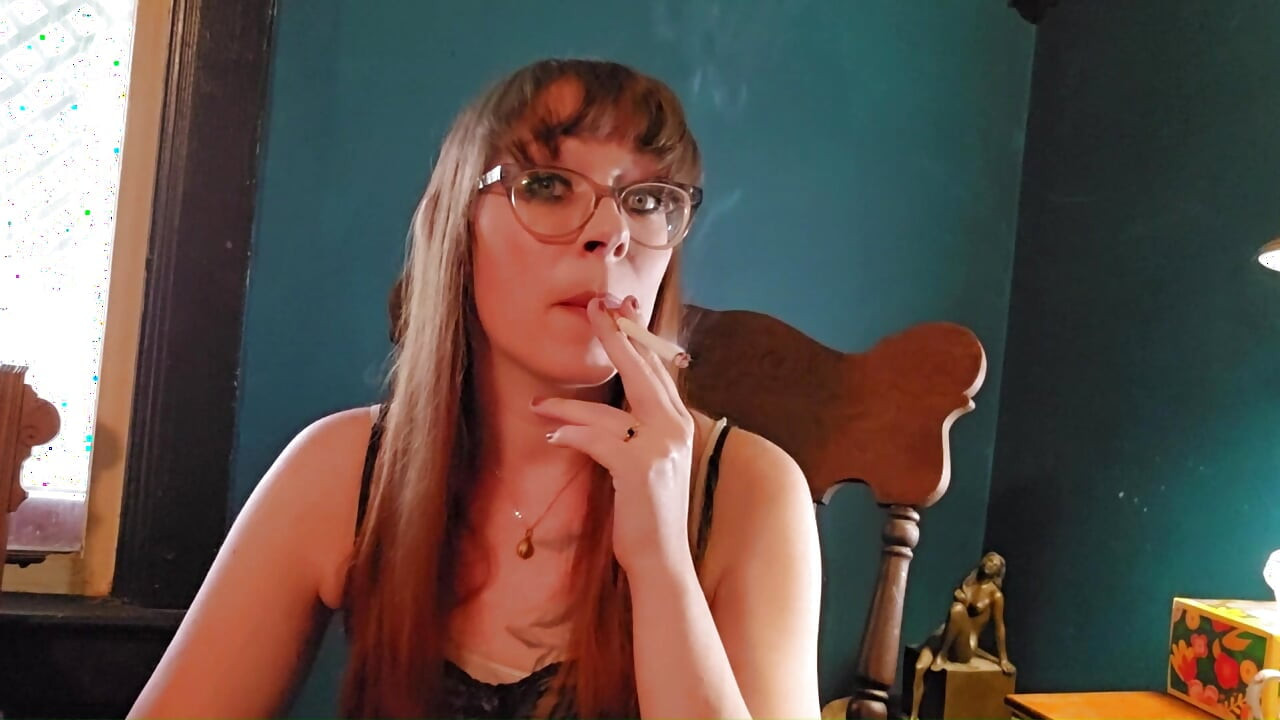 Ms Thrope Smokes e experimenta novas marcas de cigarros