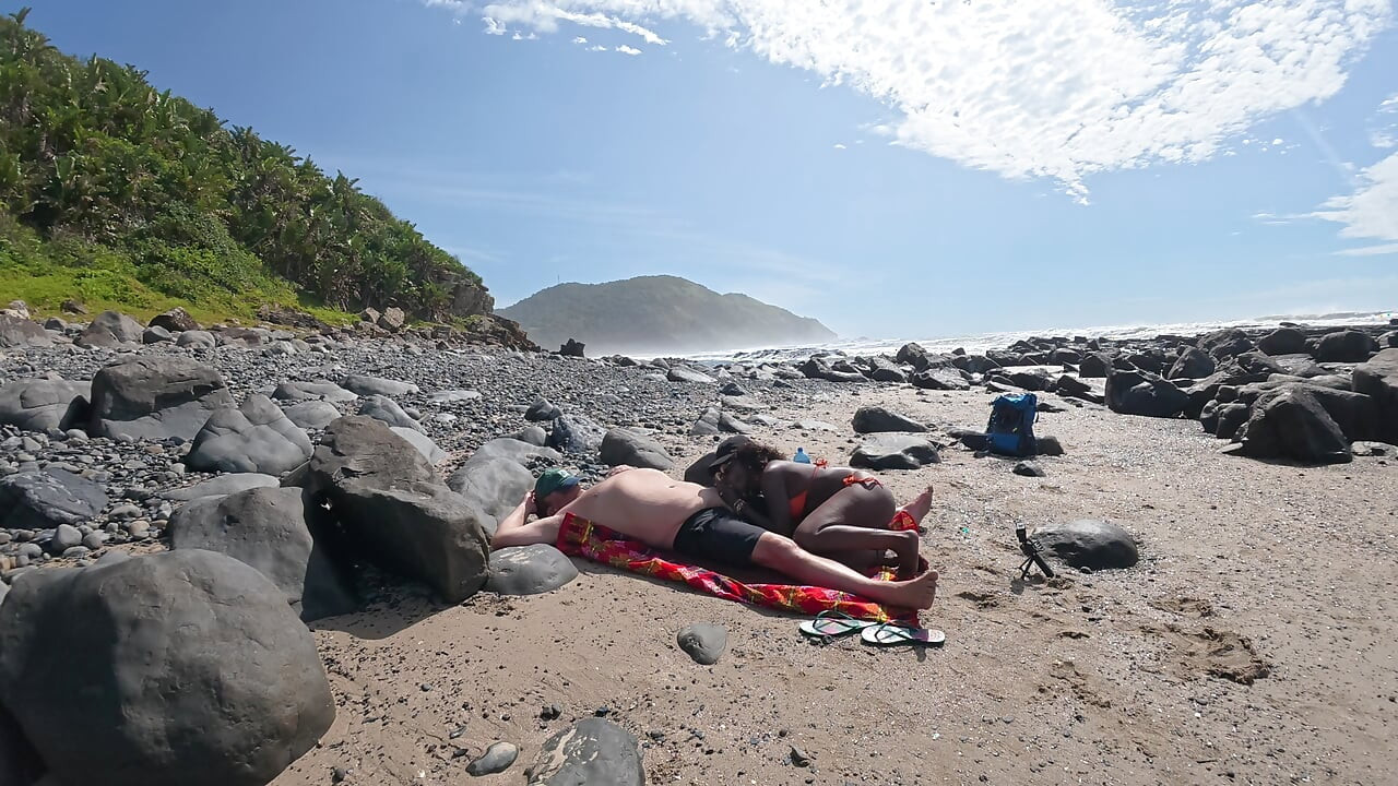 Szepcze na pocałowany wiatrem brzegu murzynka Łabędź jedzie białego penisa ... TWARDY