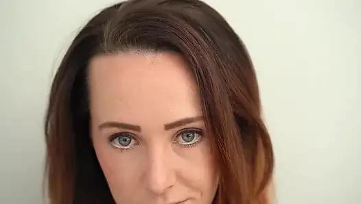 Si rambut merah bermata biru lagi asik merokok - close up