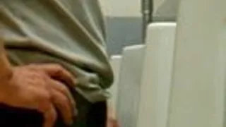 viejo showing his cock en  el urinal