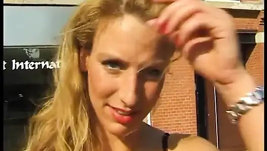 Blondes schätzchen zeigt erstaunliche natürliche titten