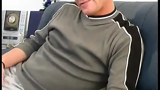 Casting, brünette milf lutscht schwanz und wird im retro-video hart gefickt