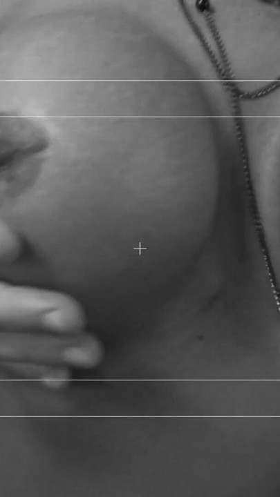 Sarışın orta yaşlı seksi kadın ve genç esmer iki deneyimli adam tarafından sert sikiliyor | Klip 1