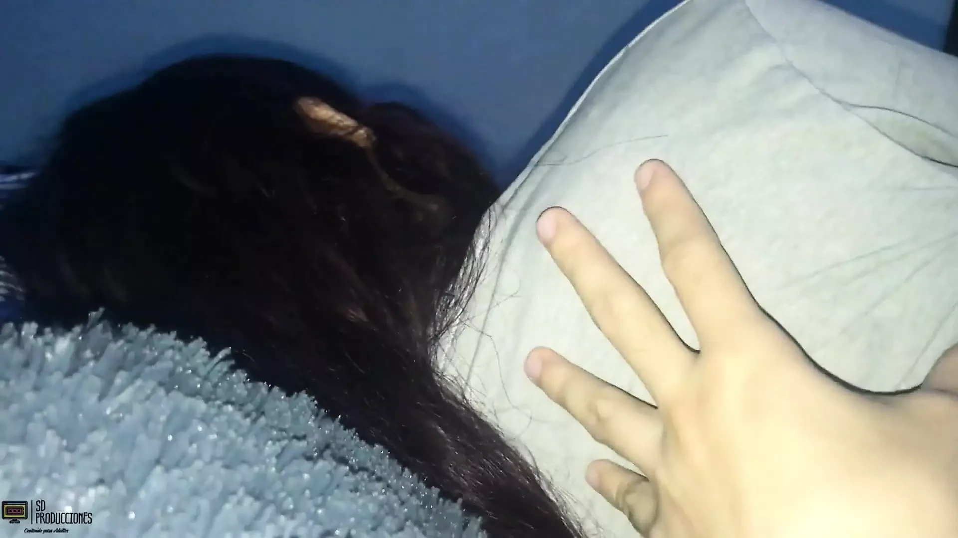 Aku resah banget dan aku pengen banget ngentot adik tiriku yang lagi sange berbaring - spanyol