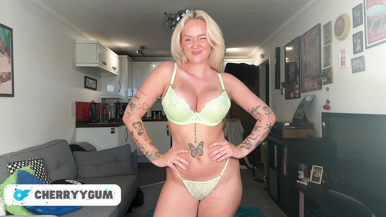 Zierliches teen duscht mit nassen sexy kleidern nackt